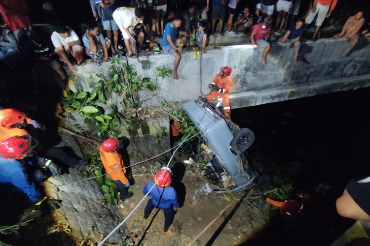 Mobil Pikap Terjun ke Sungai Sedalam 7 Meter di Trenggalek, 2 Orang Terjepit