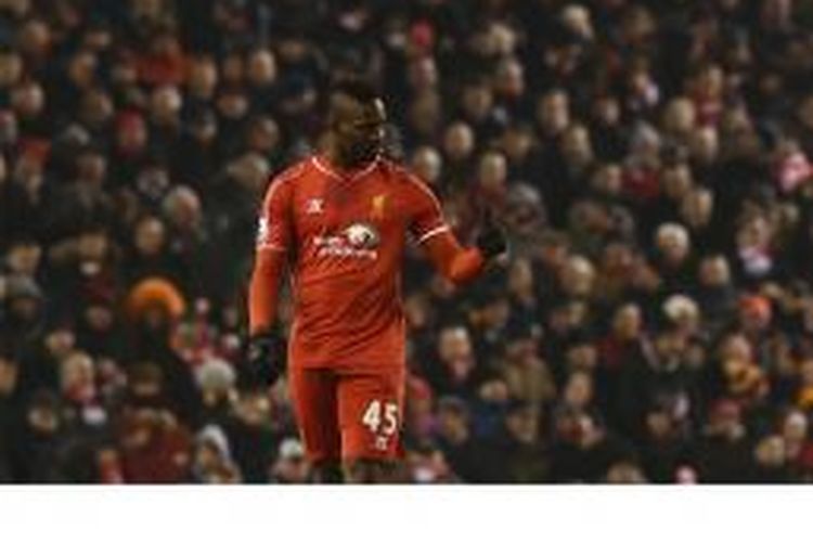 Striker Liverpool, Mario Balotelli, memberikan jempol usai mencetak gol penentu kemenangan timnya atas Tottenham Hotspur dalam laga Premier League di Anfield, Selasa (10/2/2015).