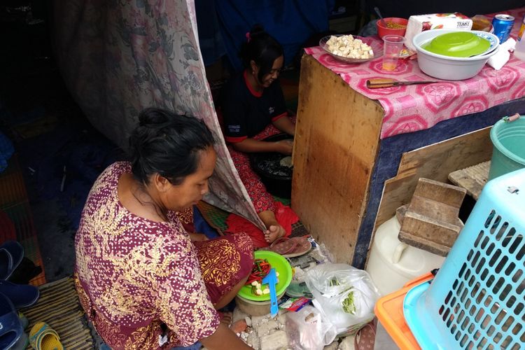 Kondisi tenda sementara hunian warga di kampung Akuarium, Jumat (12/1/2018). Warga berpindah ke tenda karena hunian mereka sebelumnya di rubuhkan untuk dibangun shelter hunian 