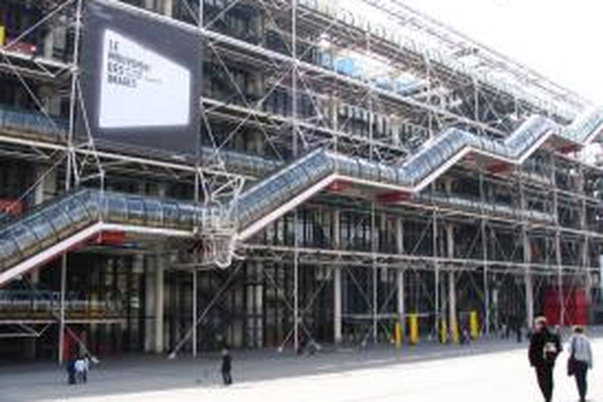 Center Pampidou, Paris, Perancis, merepresentasikan daya kejut sebuah karya arsitektur pada masa gejolak politik tahun 1960-an.