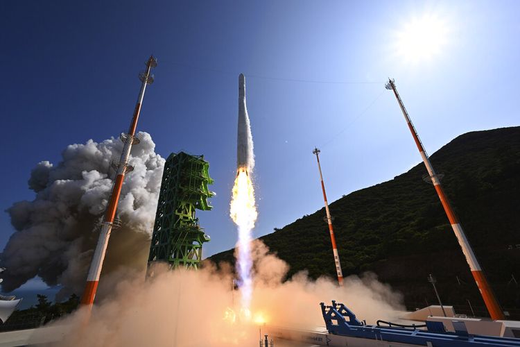 Roket Nuri, roket luar angkasa pertama yang diproduksi di dalam negeri, lepas landas dari landasan peluncuran di Naro Space Center di Goheung, Korea Selatan, Selasa, 21 Juni 2022. 
