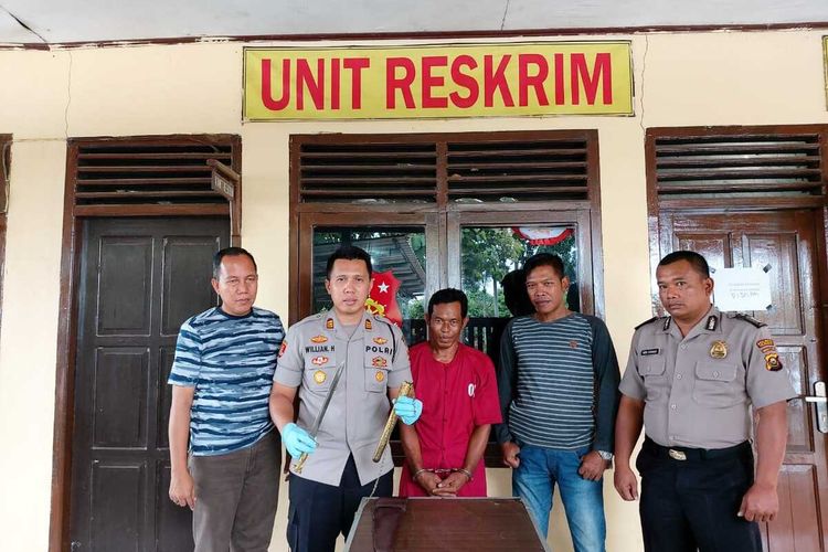 Tersangka Usman (38) pelaku pengancaman mantan istrinya lantaran ditolak rujuk saat berada di Polsek Gandus, Palembang, Sumatera Selatan, Rabu (22/1/2020).