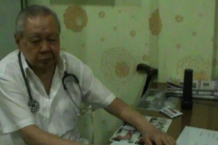 Dokter Lo Siaw Ging yang masih aktif praktik melayani pasien di usianya yang ke-81 tahun.