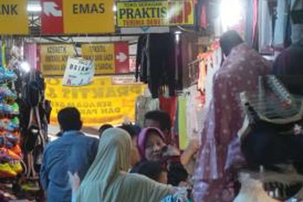 Suasana di dalam Pasar Jaya Cibubur di Jakarta Timur. Di dalam pasar ini diduga terjadi praktik penyalah gunaan dana KJP oleh oknum siswa dan pedagang. Selasa (29/9/2015).