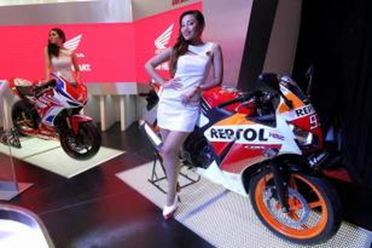 Honda CBR 150R dipamerkan pada pembukaan Indonesia Motorcycle Show 2014 di Jakarta Convention Center, Jakarta, Rabu (29/10/2014). Pameran khusus sepeda motor terbesar di Tanah Air ini akan berlangsung hingga 2 November mendatang.