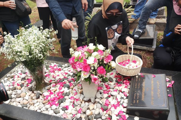 Angelina Sondakh berziarah ke makam mendiang Adjie Massaid di Taman Pemakaman Umum (TPU) Jeruk Puruk kawasan Jakarta Selatan, Rabu (30/3/2022). 