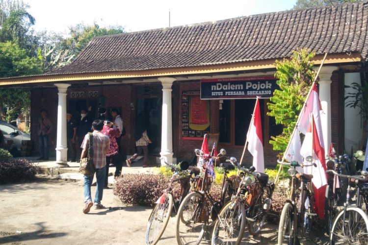 Situs Ndalem Pojok Persada Soekarno di Desa Pojok, Kecamatan Wates, Kabupaten Kediri, Jawa Timur. Tempat ini merupakan tempat singgah masa kecil Bung Karno.
