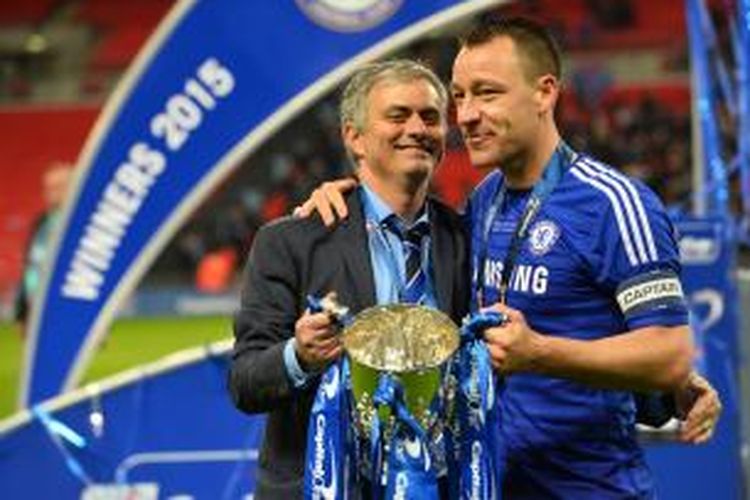 Jose Mourinho bersama John Terry merayakan kesuksesan Chelsea menjuarai Premier League 2015-2015.