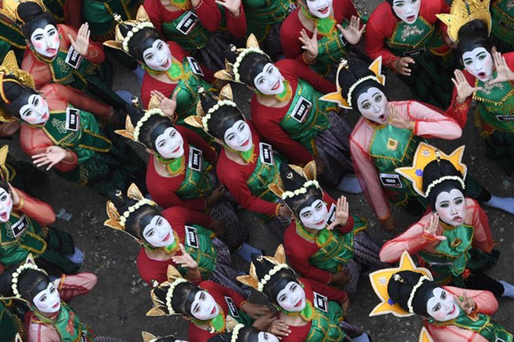 Penari bersiap sebelum tampil pada pegelaran Bojonegoro Thengul International Folklore 2019 di Bojonegoro, Jawa Timur, Minggu (14/7/2019). Pegelaran yang bertujuan memperkenalkan Tari Thengul sebagai ikon budaya Bojonegoro tersebut menampilkan sedikitnya 2.019 penari Thengul dan memecahkan rekor MURI Tari Thengul kolosal 2.019 penari.