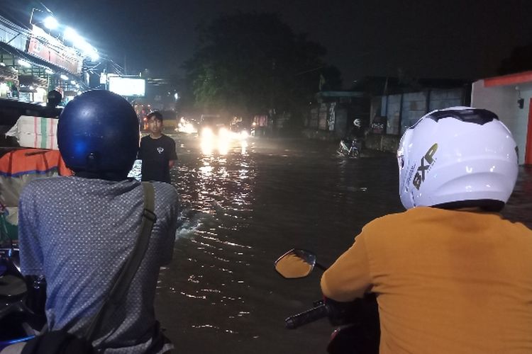 Banjir terjadi di pertigaan Jalan Aria Putra, Ciputat, Tangerang Selatan pada Kamis (6/10/2022). Akibatnya, arus lalu lintas di sekitar lokasi macet parah hingga pukul 20.00 WIB.