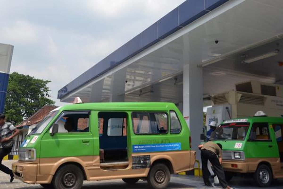 Sejumlah angkot antri melakukan pengisian bahan bakar gas di SPBG Jalan Merdeka, Kota Bogor, Sabtu (22/11/2014). K97-14