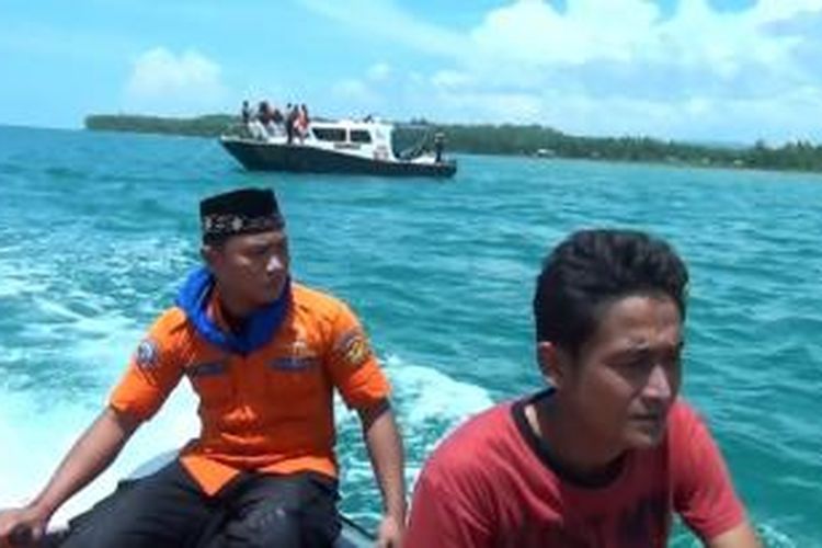 Sejumlah personel Tim SAR Pos Nias melakukan pencarian korban bernama Wirman Mendrofa yang dibacok oleh salah seorang narapida yang kabur dari Lapas kelas 2 B Gunungsitoli, Sabtu (2/8/2014), di Perairan Gunungsitoli, Sumatera Utara.