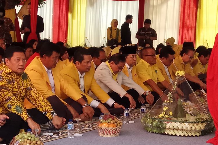 Ketua Untuk DPP Golkar Setya Novanto bersama jajaran pengurus DPP Partai Golkar hadir dalam acara HUT Golkar ke-53 di kantor DPP Partai Golkar, Jalan Anggrek Neli Murni Raya, Slipi, Jakarta Barat, Jumat (20/10/2017).