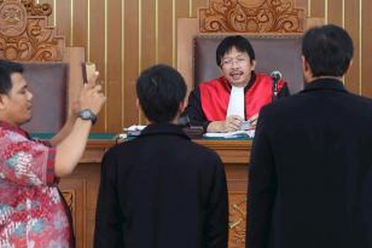 Hakim Tunggal dalam sidang pra peradilan atas penetapan Hadi Poernomo sebagai tersangka oleh Komisi Pemberantasan Korupsi, Haswandi mengambil sumpah saksi yang dihadirkan oleh KPK  dalam sidang lanjutan di PN Jakarta Selatan, Jumat (22/5/2015).