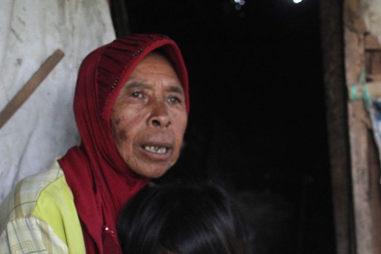 Mak Iah (70), janda tua asal Cianjur, Jawa Barat, tinggal bersama cucunya yang berusia 5 tahun di gubuk di tengah areal pesawahan dengan kondisi memprihatinkan