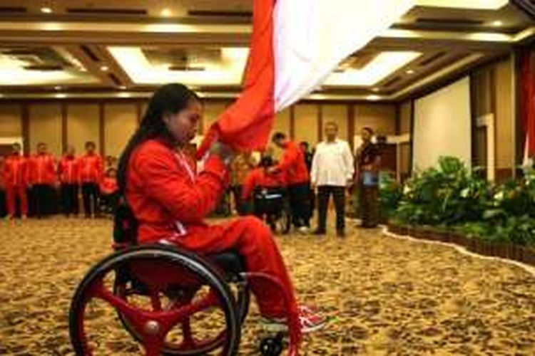 Menpora Imam Nahrawi saat mengukuhkan sekaligus melepas atlet Indonesia yang akan tampil di ajang Paralympic Games 2016 Rio de Janeiro, di Lor In Hotel, Solo, Jawa Tengah, Jumat (2/9) 