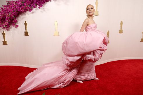 Hadiri Oscar 2024, Ariana Grande Pakai Gaun Mekar Merah Muda