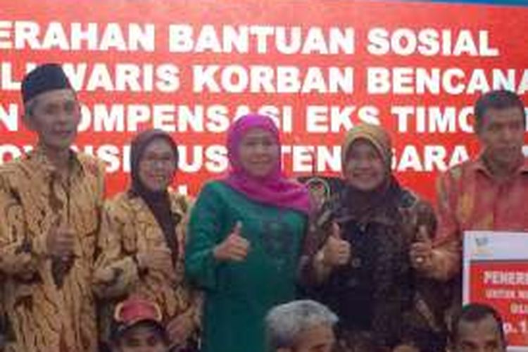 Menteri Sosial Khofifah Indar Parawansa dalam acara pemberian bantuan sosial di Pendopo Kabupaten Sampang, Jawa Timur, Minggu (30/10/2016) malam.