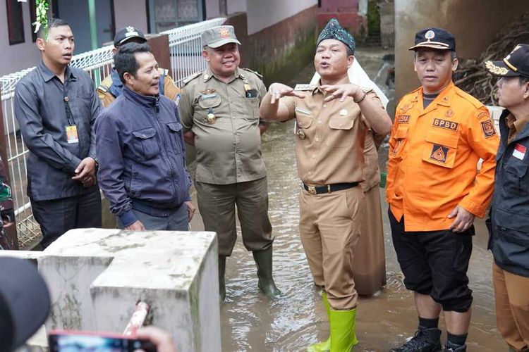 Sebanyak 22 Kecamatan di Kabupaten Bandung, Jawa Barat masuk kategori rawan bencana. Bupati Bandung Dadang Supriatna meminta seluruh aparat di wilayah dan masyarakat terus berkoordinasi untuk menanggulangi bencana.