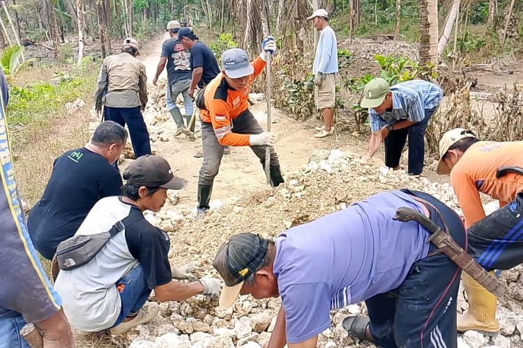 Warga Patungan Rp 100.000 Per Orang Perbaiki Jalan Rusak di Pangandaran, DPRD: Gotong Royong Tanda Kekecewaan
