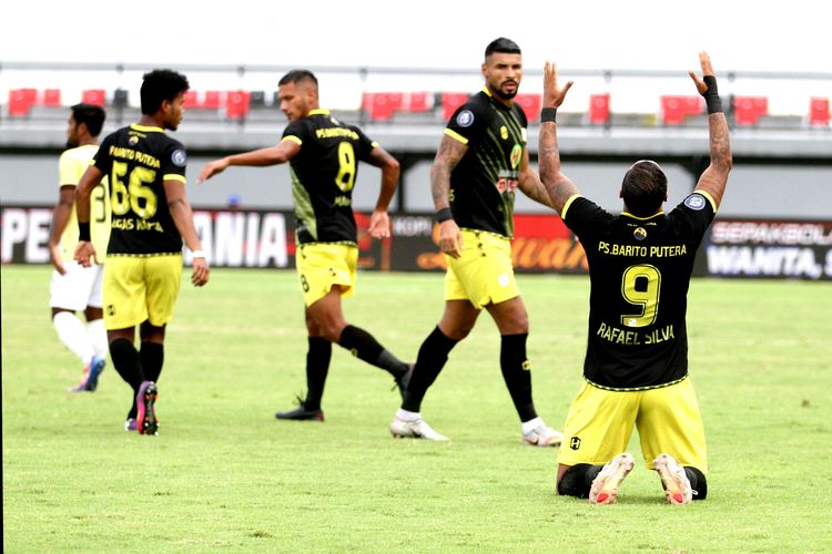 Selebrasi penyerang Barito Putera, Rafael Silva, seusai membobol gawang Persik Kediri dalam lanjutan Liga 1 di Stadion Kapten I Wayan Dipta, Gianyar, Bali, Sabtu (19/3/2022). 