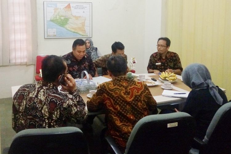 Kepala Ombudsman RI Perwakilan DIY Budhi Masthuri (belakang kiri) saat meminta penjelasan Rektor UGM Panut Mulyono