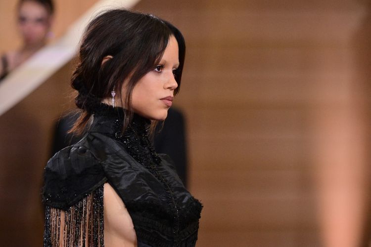 Jenna Ortega kembali ke Golden Globe Awards 2026 dengan gaya gelap khas yang langsung menarik perhatian di karpet merah.