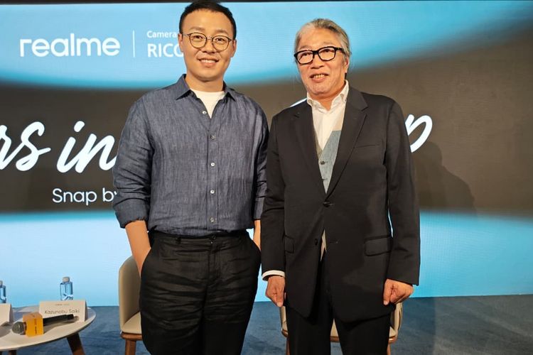 (Kiri - Kanan) Vice President and CMO Realme, Chase Xu dan General Manager of Camera Business Division Ricoh Imaging Company Ltd, Kazunobu Saiki dalam acara peluncuran pengumuman kerja sama Realme dan Ricoh Imaging Strategy yang digelar di Beijing, China (14/10/2025).