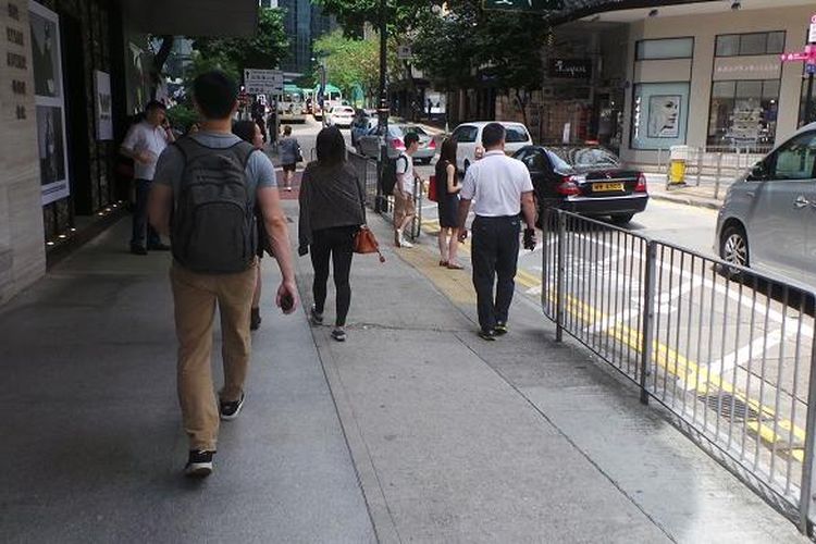 Warga Hongkong berjalan kaki di pedestrian jalan daerah Causeway Bay, Hongkong, Minggu (19/6/2016) sore. Causeway Bay berada di daratan seberang area Kowloon, Tsim Tsa Tsui sekitar 20 menit dijangkau menggunakan Mass Transit Rail (MTR).
