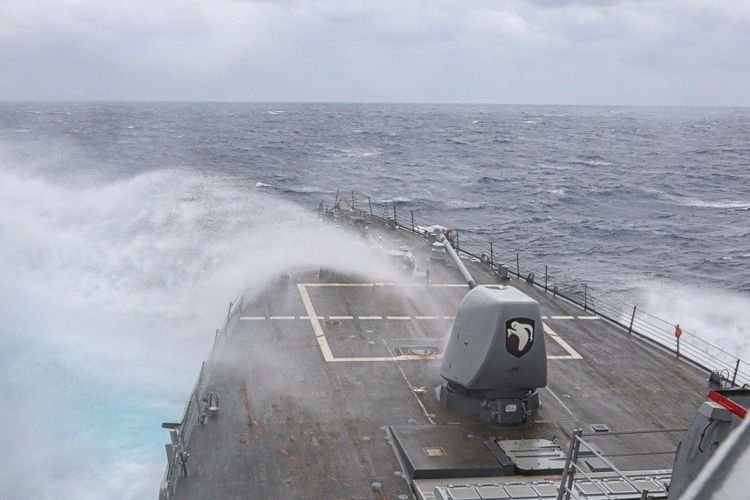 Kapal perusak berpeluru kendali kelas Arleigh Burke USS Milius (DDG 69) berlayar di Laut Filipina, 13 Maret 2023. 