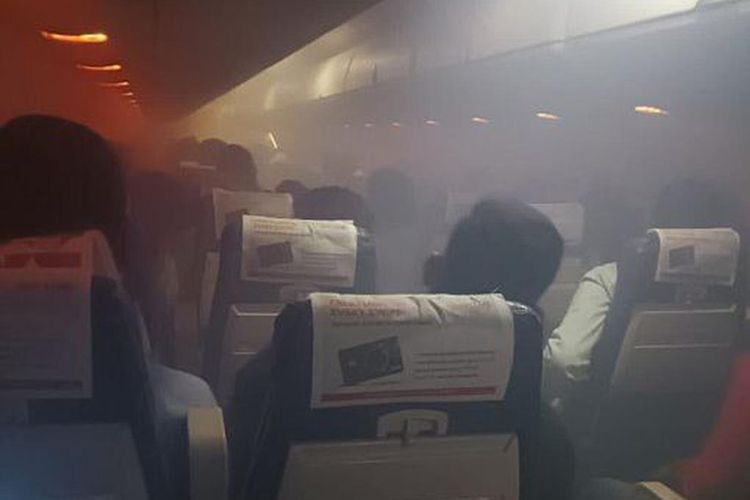 Tangkap layar pesawat India yang terpaksa mendarat darurat setelah kabin dipenuhi asap, dengan penumpang yang ketakutan mengaku tersedak dan diduga disuruh mulai berdoa.
