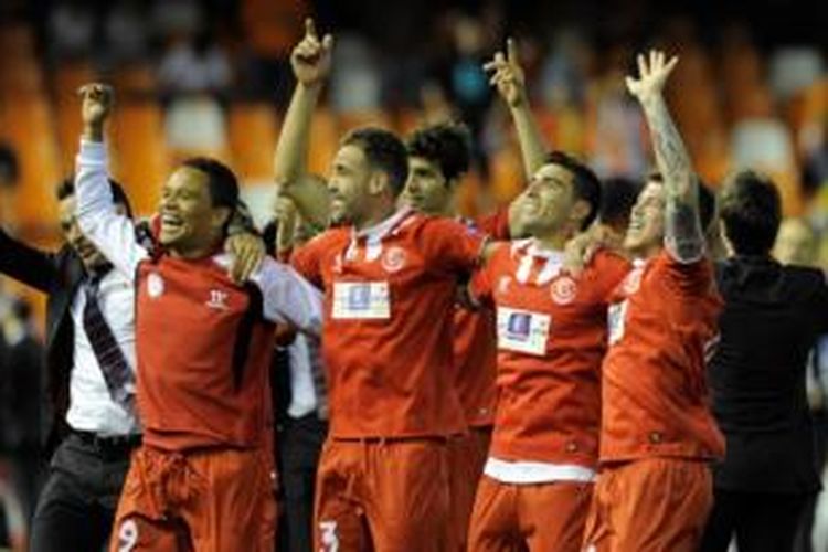 Para pemain Sevilla merayakan keberhasilan lolos ke final Liga Europa 2013-14, setelah menyingkirkan Valencia dengan agregat 3-3. Sevilla unggul agresivitas gol tandang.