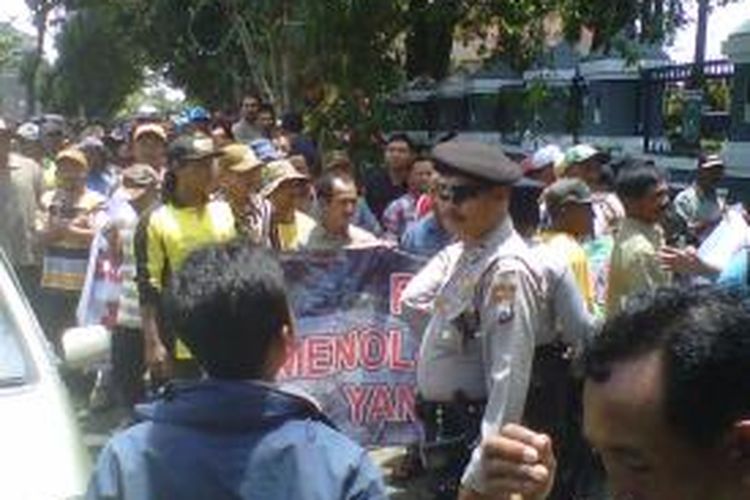 Puluhan warga demo di depan gedung DPRD Kabupaten Malang, Jawa Timur, Rabu (4/3/2015). Warga menolak penjualan air oleh Pemkab Malang ke PDAM Kota Malang.