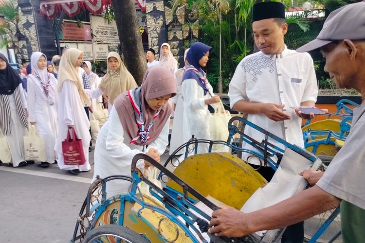 Kumpulkan Rp 32 Juta dari Uang Saku, Para Murid SMPN 1 Brebes Berbagi 250 Paket Sembako