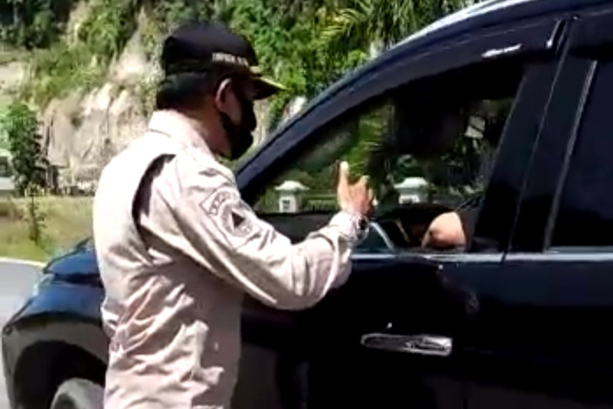 Seorang petugas PSBB di posko check point perbatasan Agam dengan Pasaman, Sumatera Barat (Sumbar) cekcok dengan oknum anggota DPRD yang tidak pakai masker, Selasa (12/5/2020). 