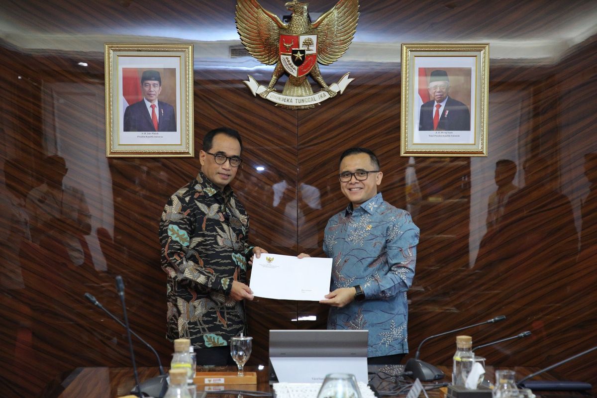 Menteri Pendayagunaan Aparatur Negara dan Reformasi Birokrasi (Menpan-RB) Abdullah Azwar Anas menyerahkan izin prinsip Formasi ASN Kemenhub Tahun 2024 kepada Menteri Perhubungan Budi Karya Sumadi  di Jakarta, Kamis (18/4/2024).