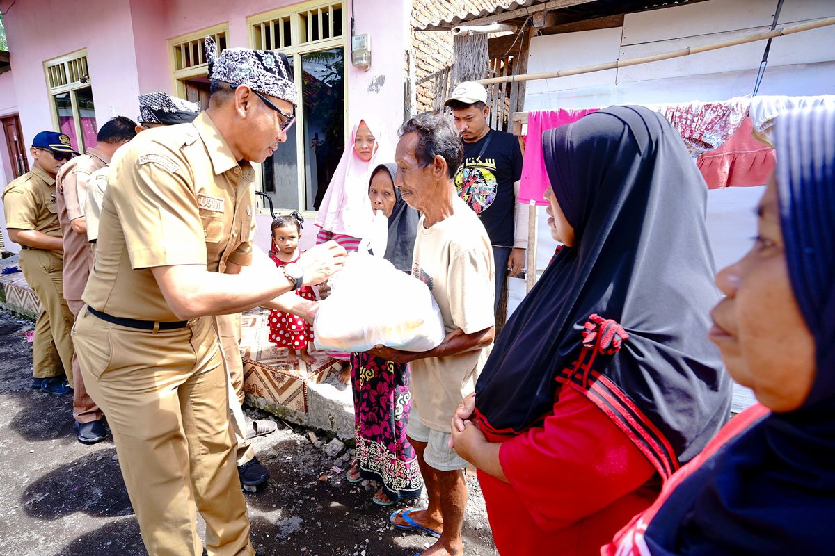 Pendistribusian bantuan paket sembako pengganti karangan bunga pelantikan Bupati Banyuwangi, Senin (24/2/2025).