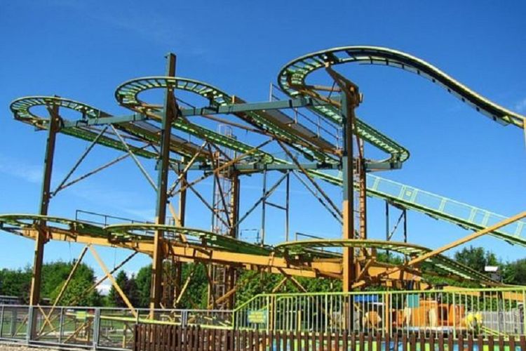 Wahana rollercoaster Twister yang ada di taman hiburan Lightwater Valley, kota Ripon, North Yorkshire, Inggris.