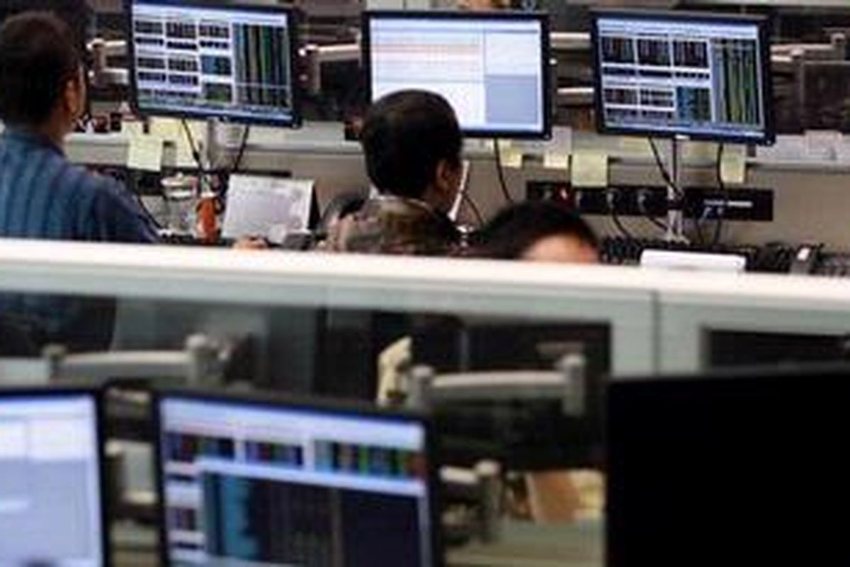 Pialang saham memantau pergerakan Indeks Harga Saham Gabungan (IHSG) di PT. Profindo International Securities, Jakarta, Jumat (2/3/2012). 