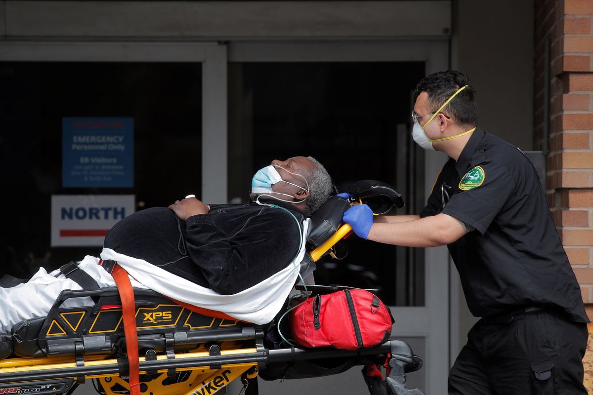 Paramedis membawa seorang pasien ke pusat gawat darurat di Rumah Sakit Maimonides selama wabah virus corona di Brooklyn, New York City, AS, pada 7 April 2020.