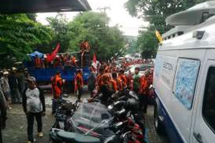 Aksi pendukung La Nyalla di depan kantot Metro TV Biro Surabaya