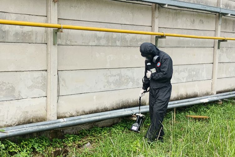Petugas tengah memeriksa radioaktif di kawasan Cikande, Serang, Banten. 