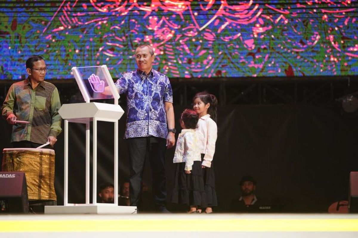 Gubernur Riau Syamsuar meresmikan pembukaan Kenduri Riau 2022 di Bandar Seni Raja Ali Haji (Serai), Pekanbaru, Riau. 