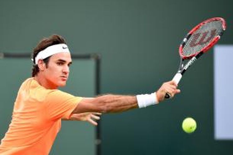 Petenis Swiss, Roger Federer, mengembalikan bola dari petenis Argentina, Diego Schwartzman, pada babak kedua BNP Paribas Terbuka di Indian Wells, Minggu (15/3/2015). Federer menang 6-4, 6-2.