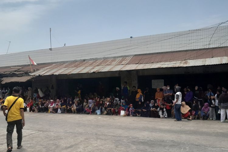 Warga berjajar menunggu kedatangan Presiden Joko Widodi di Pasar Johar Karawang, Kamis (14/9/2023)
