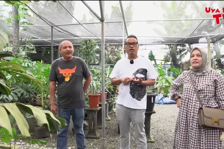 Uya Kuya (tengah) dan istrinya, Astrid, saat membeli tanaman hias.