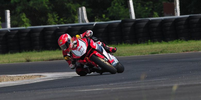 Pebalap Astra Honda Racing Team, Gerry Salim, memacu motor pada balapan pertama AP250 seri kelima ARRC 2017 di Sirkuit Madras, Chennai, India, Sabtu (23/9/2017).