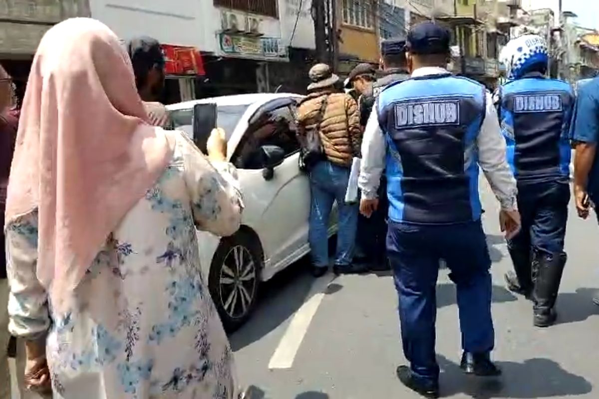 Petugas Dinas Perhubungan Kota Medan saat sedang cekcok dengan juru parkir di Jalan Jawa, Kecamatan Medan Timur, Medan, Sumatera Utara, Senin (14/7/2025).