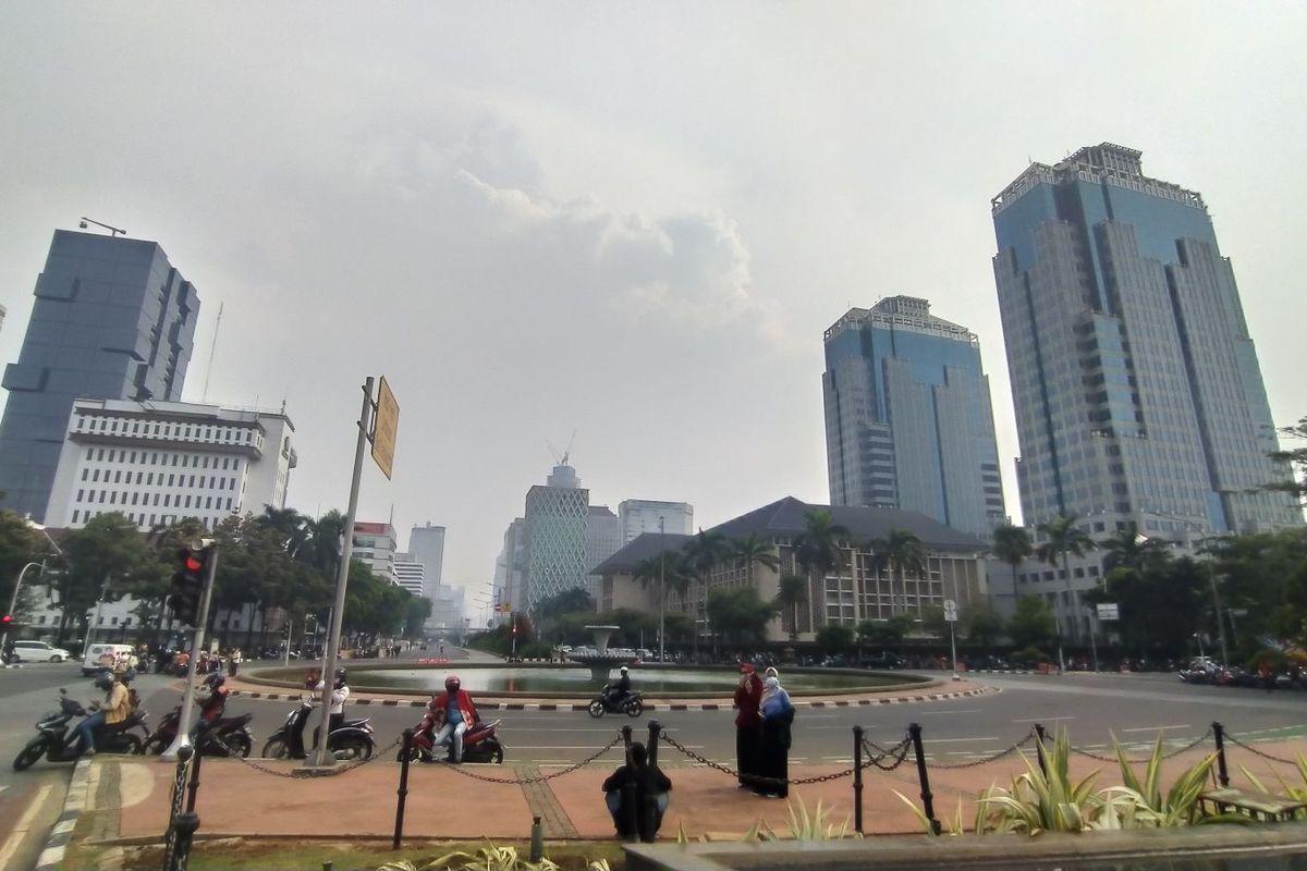 Arus lalu lintas di sekitar aksi tolak UU Cipta Kerja di Patung Kuda Jalan Medan Merdeka Barat, Jakarta Pusat, Jumat (16/10/2020).