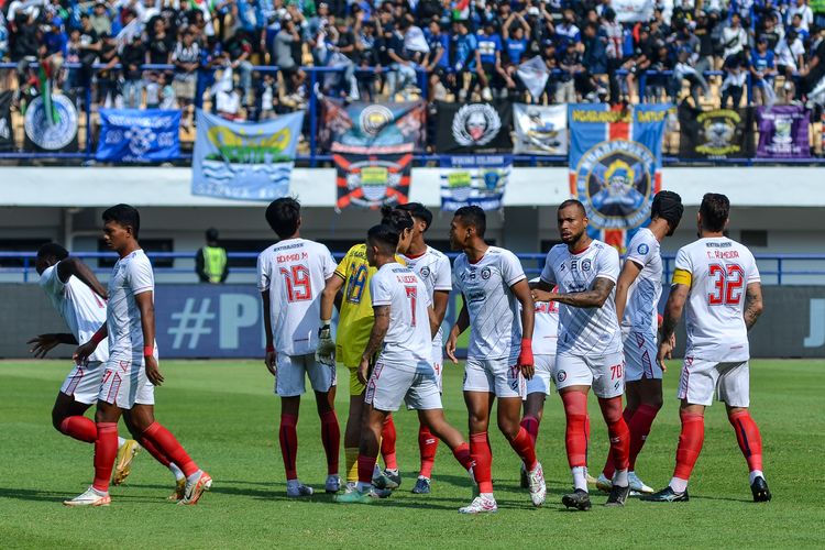 Skuad Arema FC saat melawat ke Bandung dalam pertandingan pekan ke-19 Liga 1 2023-2024 antara Persib vs Arema FC di Stadion Gelora Bandung Lautan Api (GBLA), Rabu (8/11/2023). 